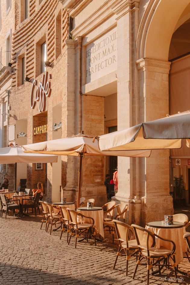 a cafe in urbino serving aperitivo