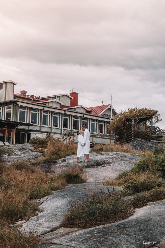 two guests outside of smögenshavfsbad