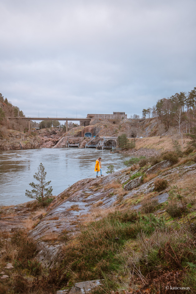 girl walking by the water infront of the trollhättan hydroplant