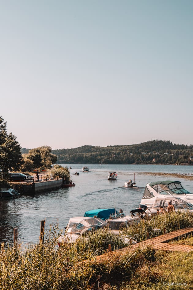 the dock in alingsås with blue water boats