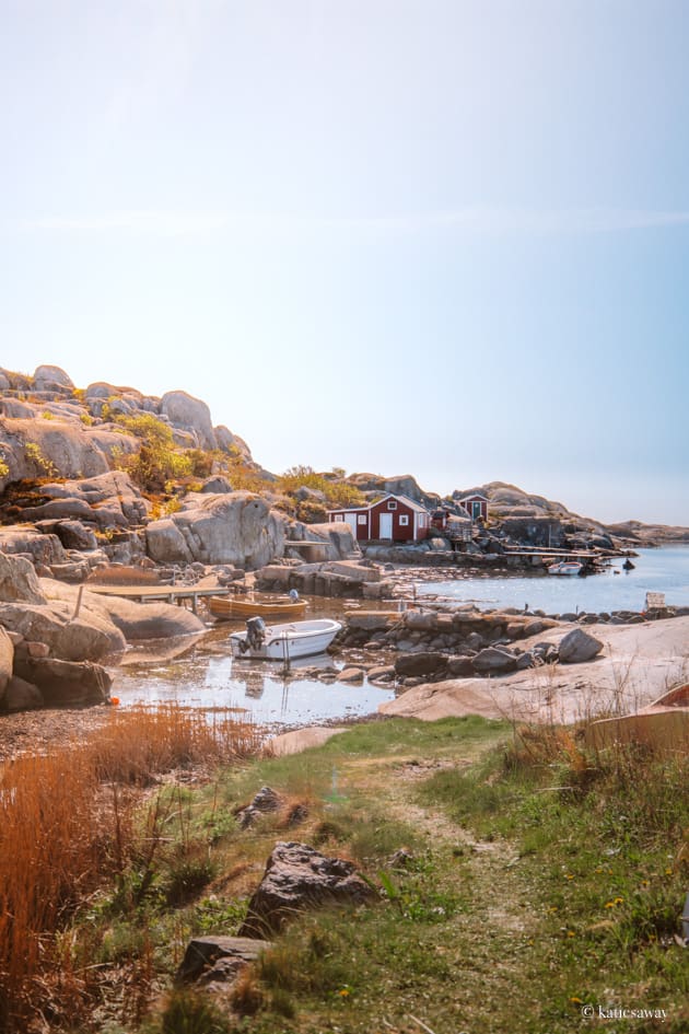 A small harbour with a boat and a red boat house on Hönö island