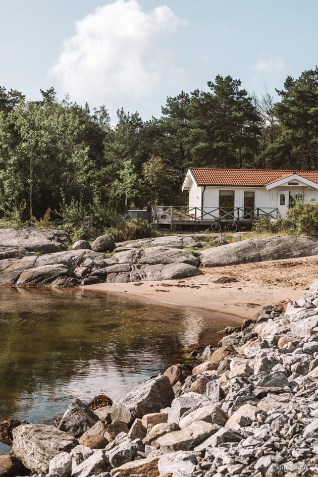 djupvik badplats vrångö sandy beach with a white house behind