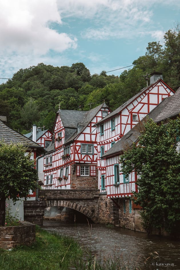 the half timbered houses of Monreal, Germany by the side of the river and a bridge that covers it