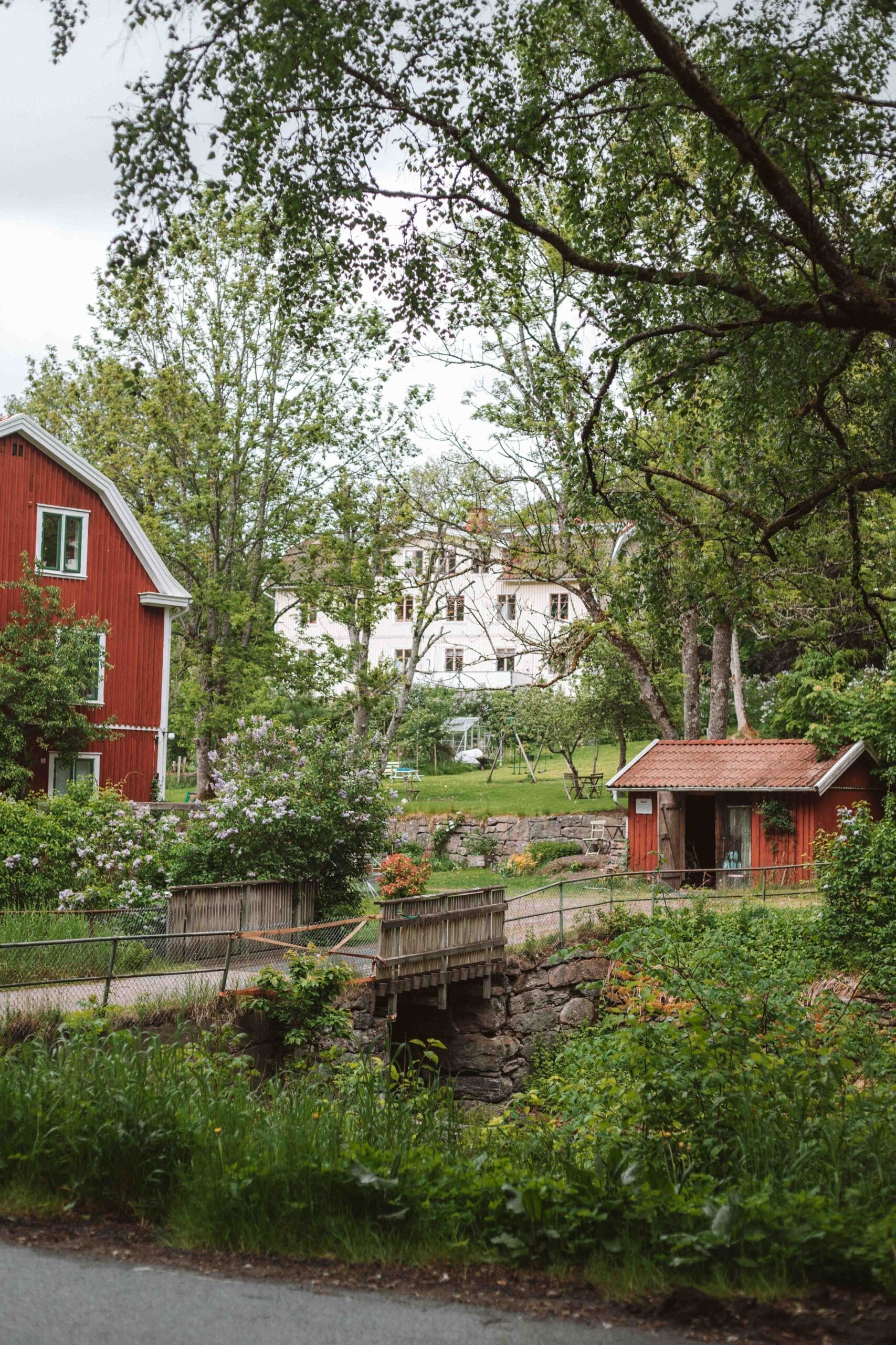 gotaleden trail passing houses in floda