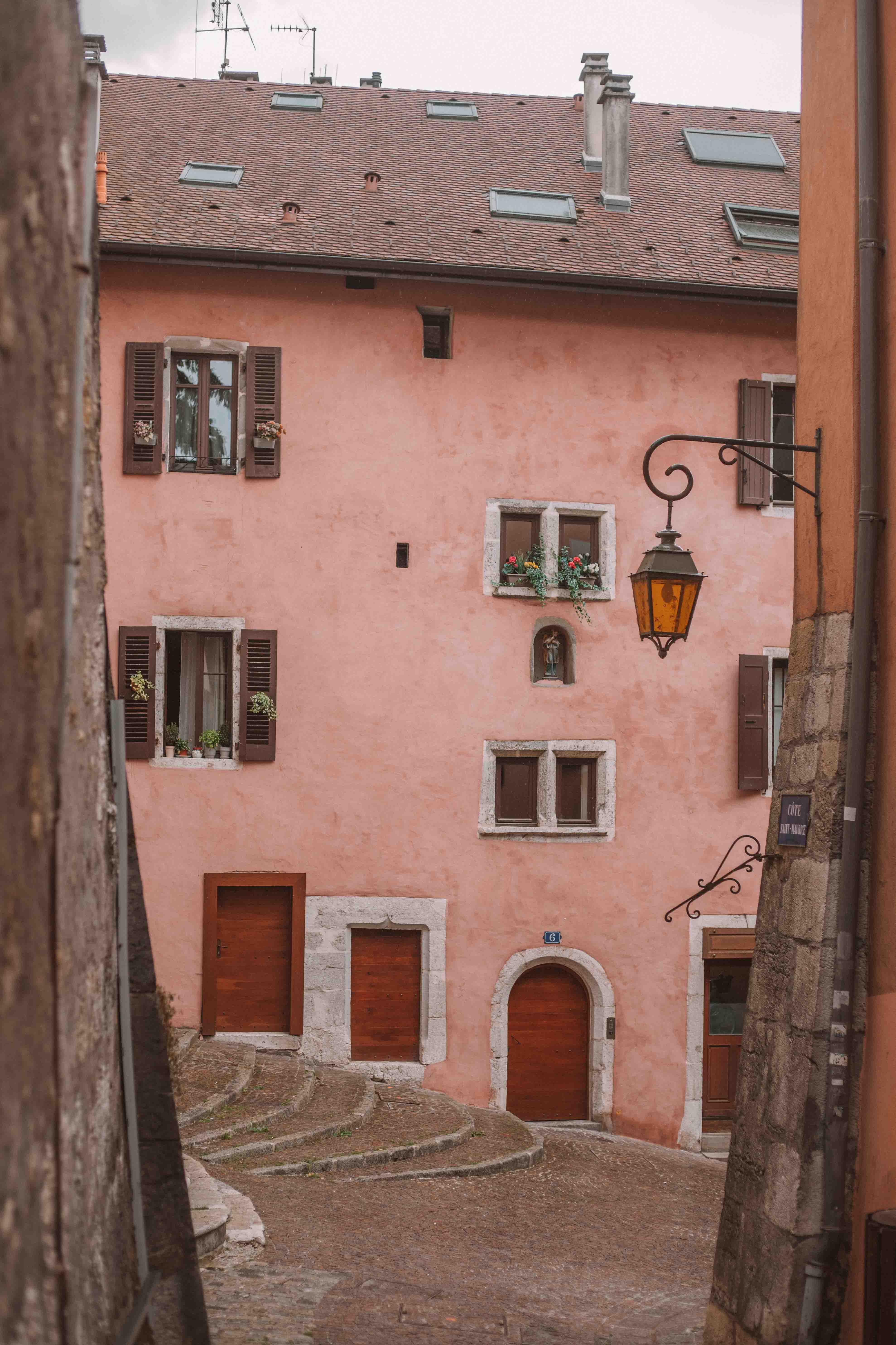 pink house at the end of a small street in annecy old town