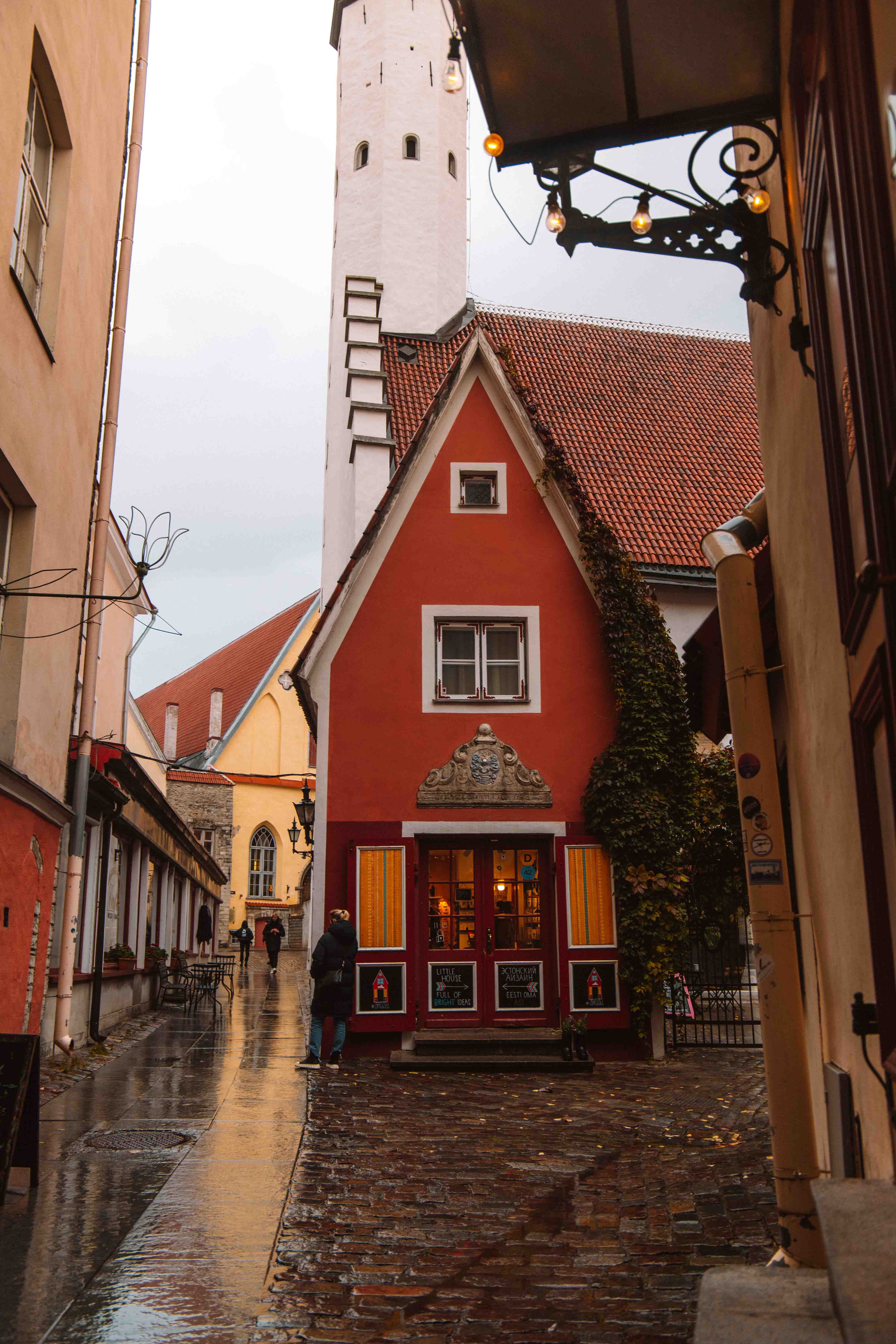 Saiakang Tallinn red building in old town