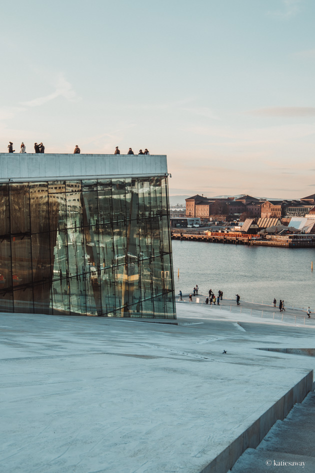 the roof of the oslo opera house during winter covered in snow