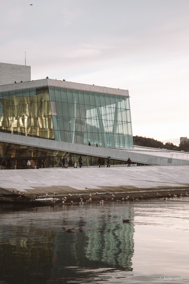 the roof of the oslo opera house during winter covered in snow