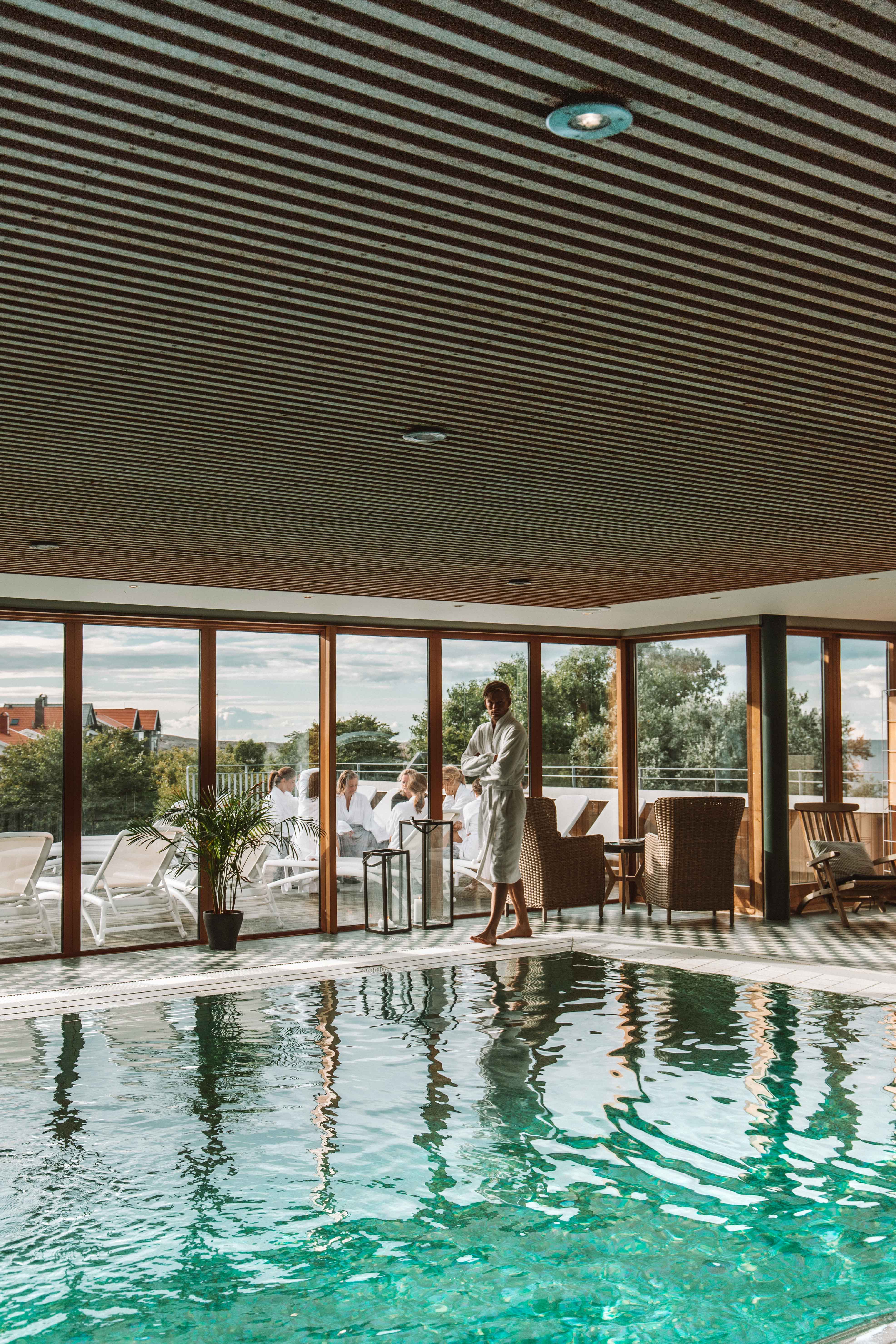 girl walking by the edge of the pool at Smögens Hafvsbad spa