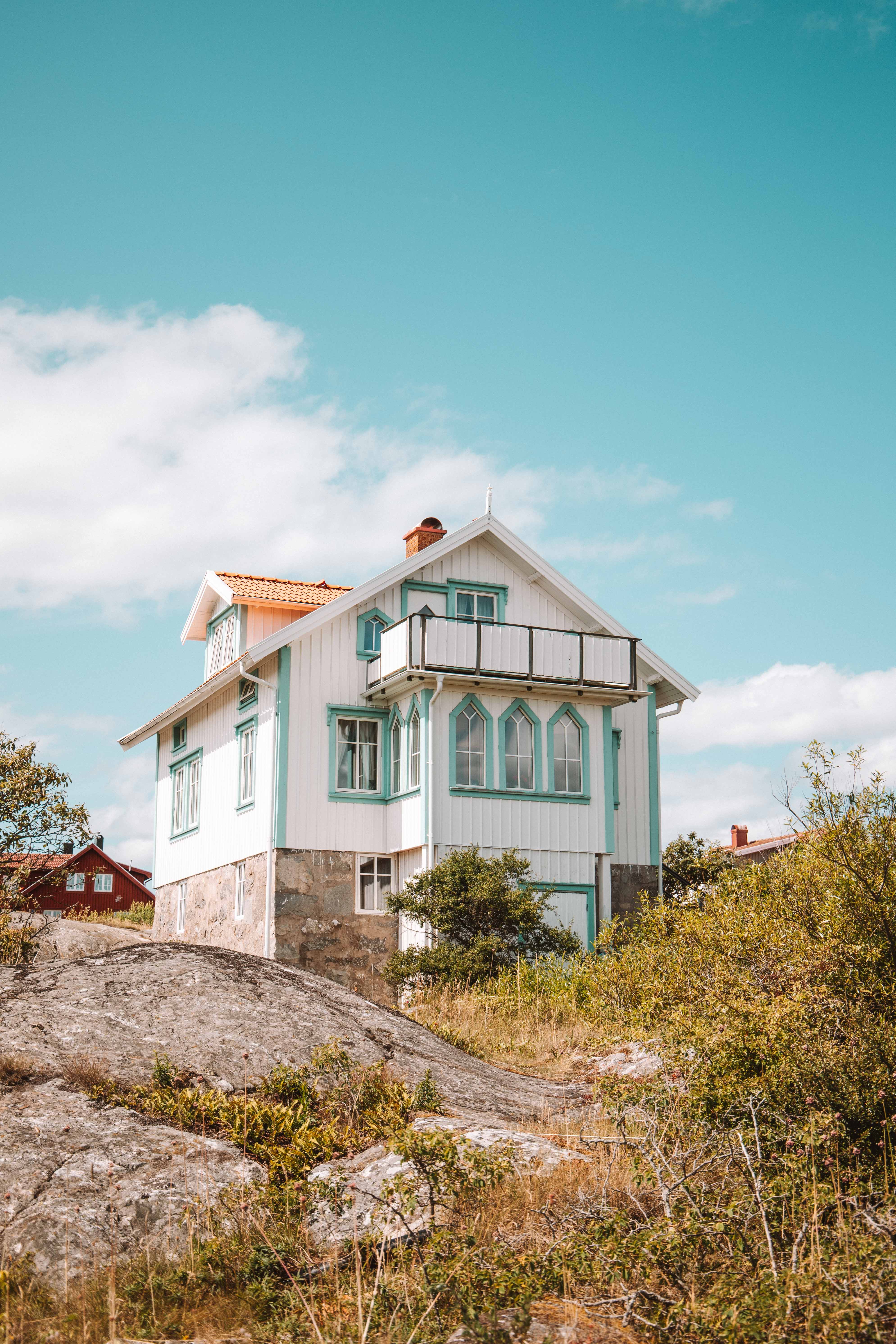 white houses on a hill on käringön