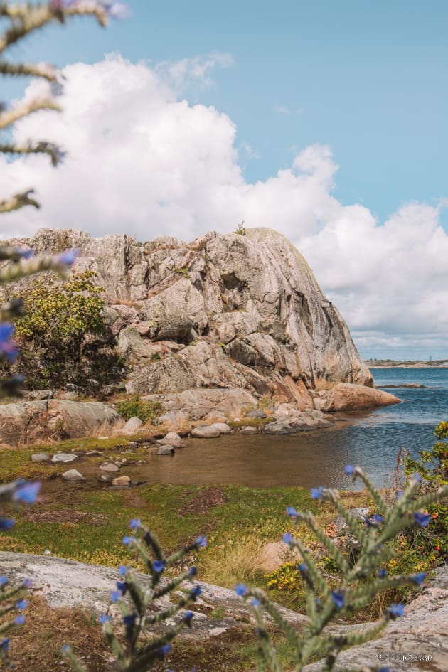 A small cliff, sandy beach and grass patch by the sea on Donsö