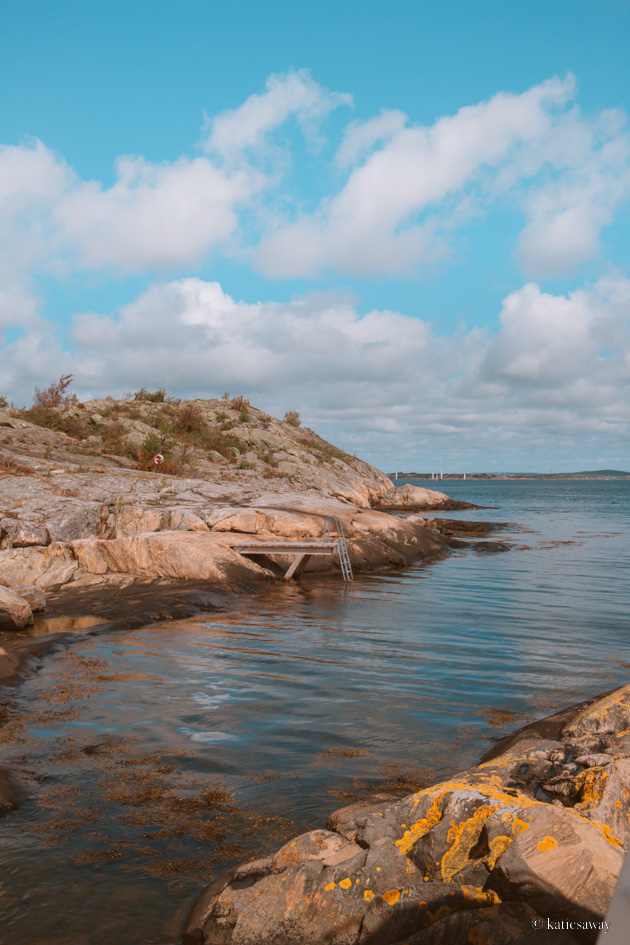 Rocky cliffs with a bridge and ladder down to the sea on Donsö