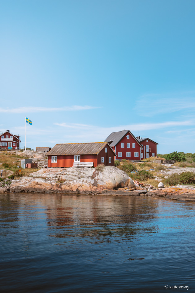 Vinga harbour with four red houses on rocky cliffs