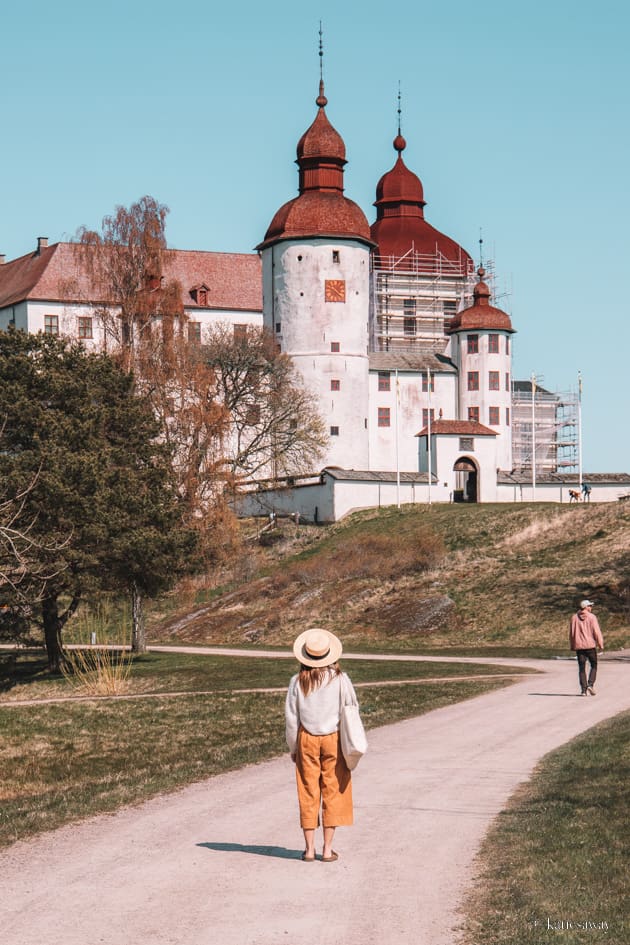 woman standing infront of Läckö Slott