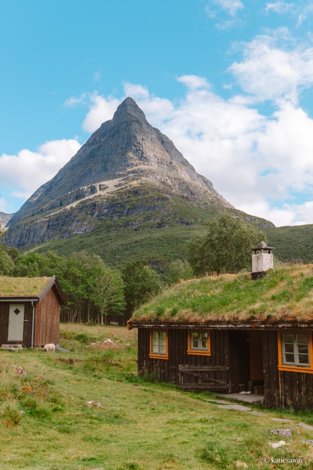 Renndølsetra mountain hut in innerdalen valley